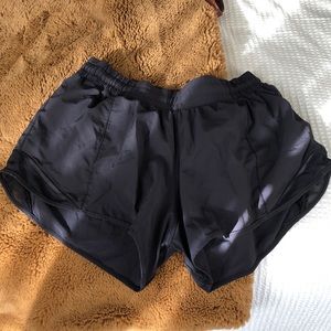 black lululemon hottie hot short 4”